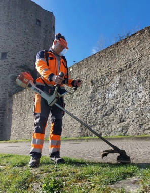 Viktor Schawrin arbeitet am Rheinufer vor der historischen Stadtmauer von Rhens – mit Blick auf das wunderschöne Mittelrheintal.